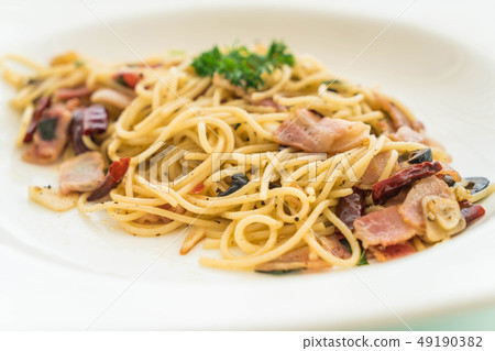 stir-fried spaghetti with bacon and garlic 49190382