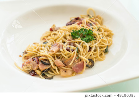 stir-fried spaghetti with bacon and garlic 49190383