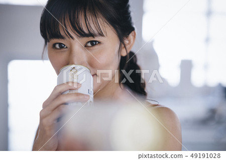Woman lifestyle summer beer 49191028