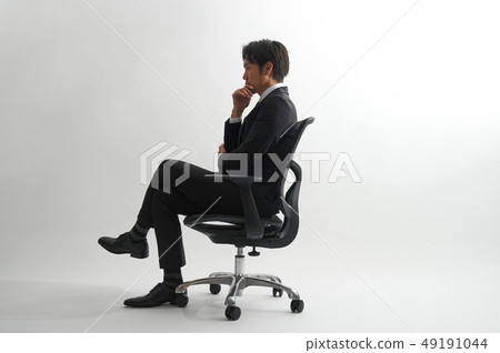 A business man who is thinking 49191044