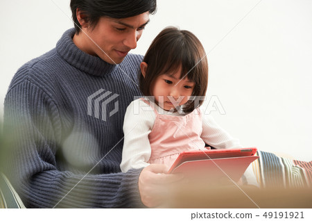 父母和孩子在客廳裡玩 49191921