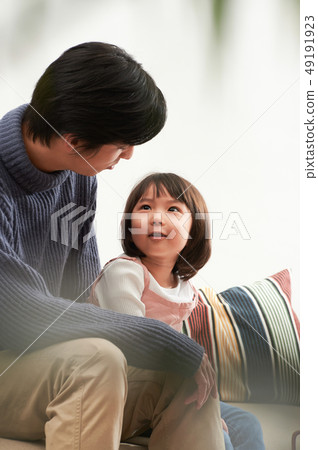 父母和孩子在客廳裡玩 父母和孩子在客廳裡玩 49191923