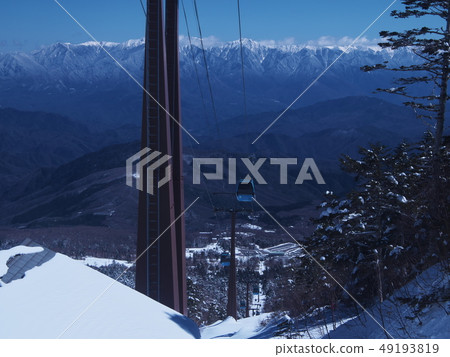 從Ontake 2240 Gondola Peak Station Panorama Lounge觀看中央阿爾卑斯山 從Ontake 2240 Gondola Peak Station Panorama Lounge觀看中央阿爾卑斯山 49193819