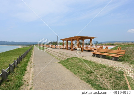 The longest bench in the world on the Mashoura coast 49194953