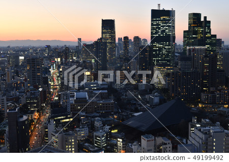 日本的東京都市風景我們看六本木摩天大樓和新宿摩天大樓 日本的東京都市風景我們看六本木摩天大樓和新宿摩天大樓 49199492