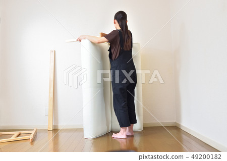 裝配和拆卸沙發的婦女 裝配和拆卸沙發的婦女 49200182