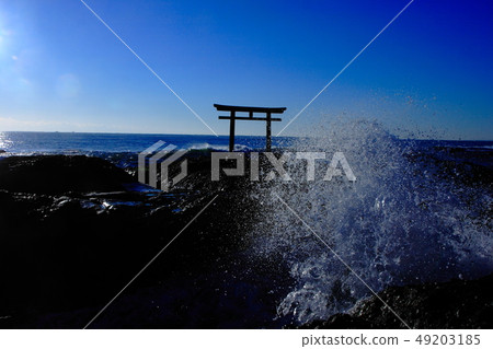 在茨城縣的鳥居。大井神社覆蓋海浪的神社 49203185