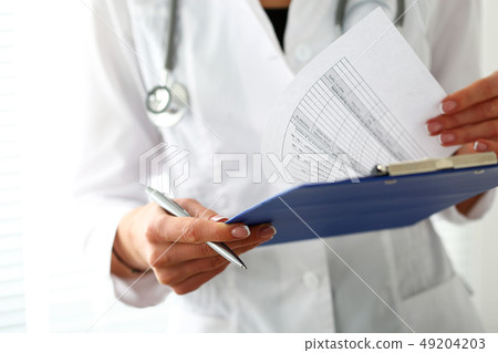 Female medicine doctor hand holding silver pen 49204203