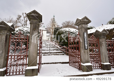 Photographing the scenery of Orthodox Church in Motomachi, Hakodate, Hokkaido Hakodate, Hokkaido in the early morning of the snowy early March 49209178