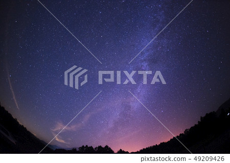 [Nagano Kaita Plateau] Milky Way, shooting stars and starry sky 49209426