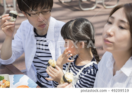 Amusement park leisure going out handmade bento eating parent and child 49209519