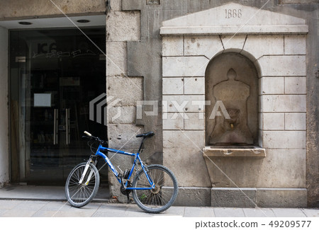 Old town of Girona. Ancient fountain Old town of Girona. Ancient fountain 49209577