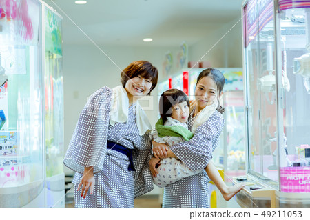 Hot spring area game center yukata friend children 49211053