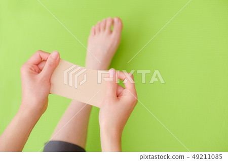 庫存照片:投入濕漿糊的手 庫存照片:投入濕漿糊的手 49211085