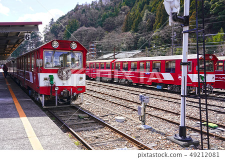 多利列車在Oigawa Shindo Ikawa線的Senjo車站停靠 多利列車在Oigawa Shindo Ikawa線的Senjo車站停靠 49212081