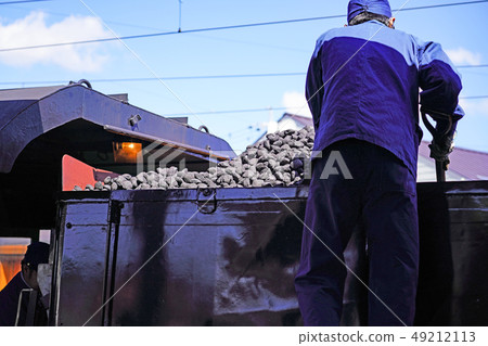 在Oigawa Shindo SL火車上堆煤的工程師 49212113