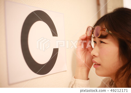 測試視力的女性 49212171