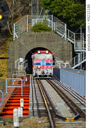 Oigawa Shindo Ikawa Line一輛小車列車抵達Okoioi Kokami站 49212186