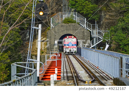 Oigawa Shindo Ikawa Line A trolley train arriving at Okoioi Kokami Station 49212187