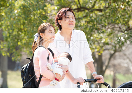 家庭寶貝公園步行微笑育兒家庭 家庭寶貝公園步行微笑育兒家庭 49217345