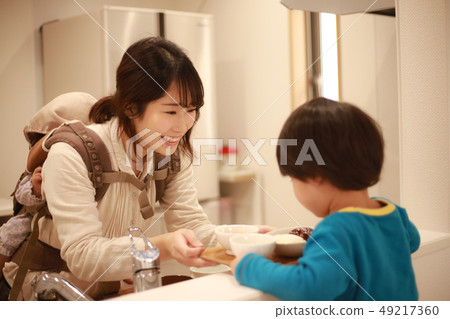 父母準備飯菜 49217360