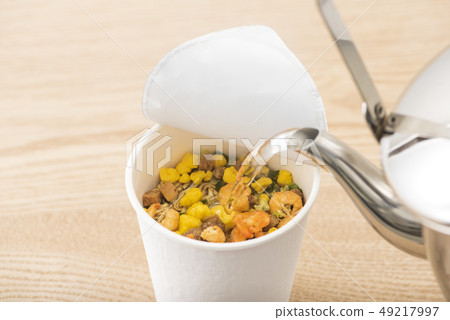 將熱水倒入杯麵 49217997