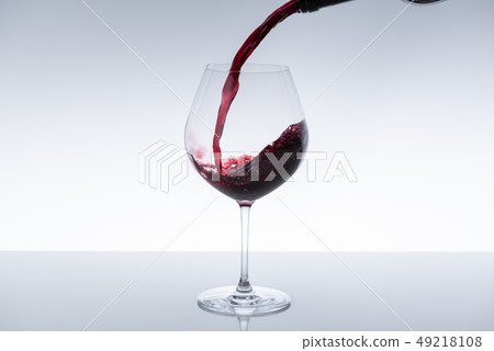 將酒倒入玻璃杯中 將酒倒入玻璃杯中 49218108