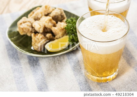 非酒精啤酒和炸雞 非酒精啤酒和炸雞 49218304
