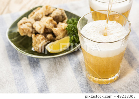 非酒精啤酒和炸雞 非酒精啤酒和炸雞 49218305