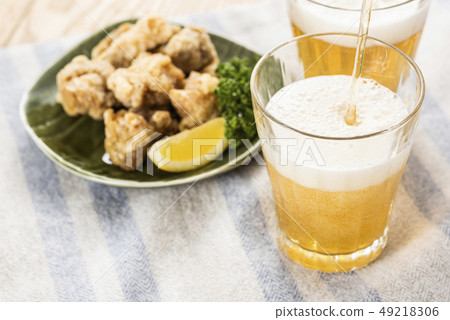 非酒精啤酒和炸雞 非酒精啤酒和炸雞 49218306