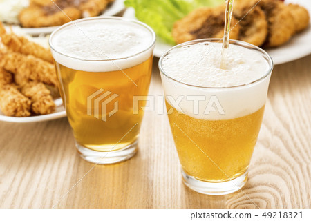 非酒精啤酒和食物 非酒精啤酒和食物 49218321