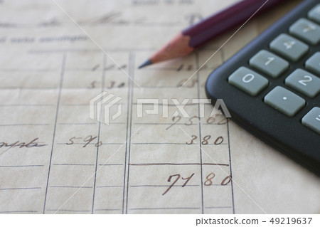 在與紙,鉛筆,計算器和房子的紙寫的模型 在與紙,鉛筆,計算器和房子的紙寫的模型 49219637