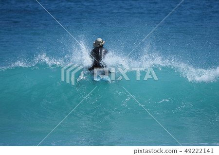 一個喜歡在世界遺產小笠原（波浪）衝浪的女人 49222141