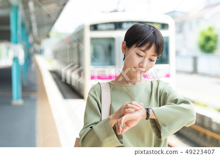 Middle women Train commuting image shooting cooperation: Keio Electric Railway Co., Ltd. Middle women Train commuting image shooting cooperation: Keio Electric Railway Co., Ltd. 49223407