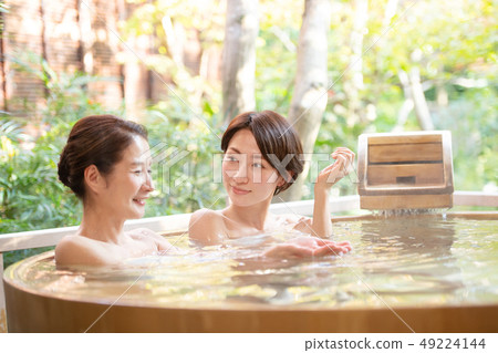 戶外沐浴女性的旅行溫泉旅遊形象 49224144