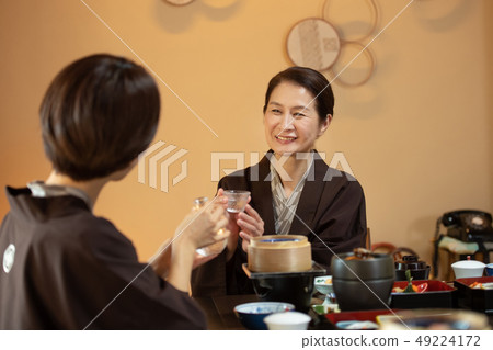 親子母親日式旅館用餐溫泉旅遊形象 49224172