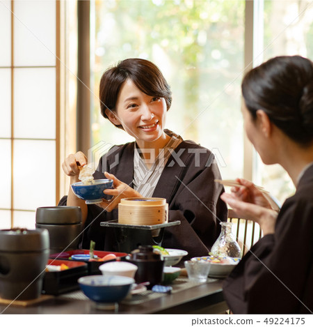 親子母親日式旅館用餐溫泉旅遊形象 49224175