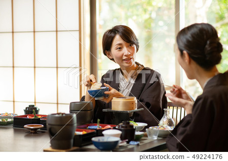 親子母親日式旅館用餐溫泉旅遊形象 49224176