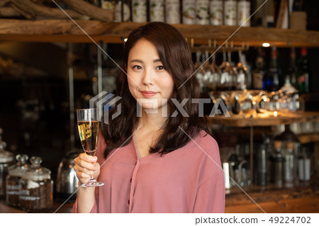 咖啡館香檳女性畫像圖象 49224702