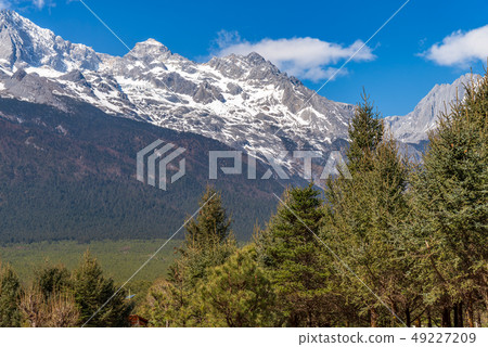 中國麗江玉龍雪山 中国観光スポット China Jade Dragon Snow Mountain 中國麗江玉龍雪山 中国観光スポット China Jade Dragon Snow Mountain 49227209