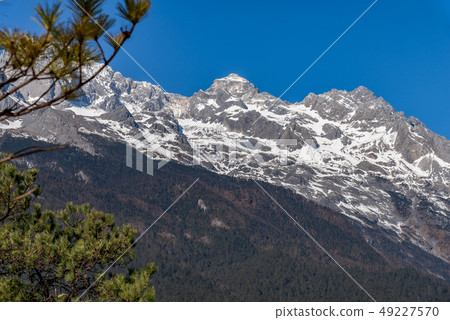 中國麗江玉龍雪山 中国観光スポット China Jade Dragon Snow Mountain 中國麗江玉龍雪山 中国観光スポット China Jade Dragon Snow Mountain 49227570