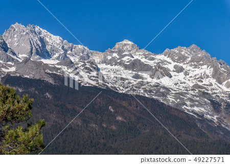 中國麗江玉龍雪山 中国観光スポット China Jade Dragon Snow Mountain 中國麗江玉龍雪山 中国観光スポット China Jade Dragon Snow Mountain 49227571