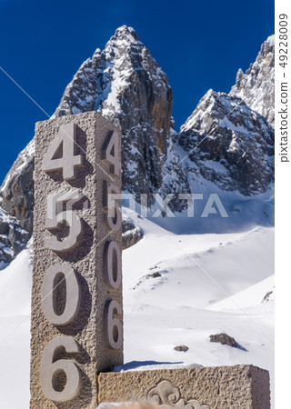 中國麗江玉龍雪山 中国観光スポット China Jade Dragon Snow Mountain 中國麗江玉龍雪山 中国観光スポット China Jade Dragon Snow Mountain 49228009