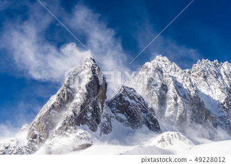 中國麗江玉龍雪山 中国観光スポット China Jade Dragon Snow Mountain 中國麗江玉龍雪山 中国観光スポット China Jade Dragon Snow Mountain 49228012