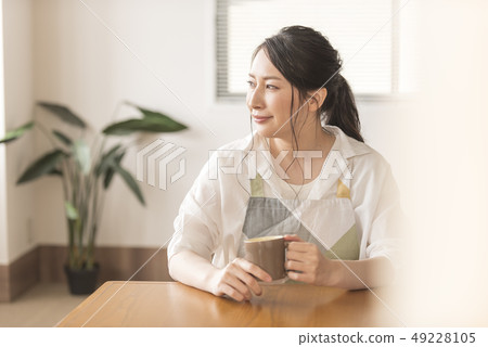 Female Apron Relax Teatime Lifestyle Female Apron Relax Teatime Lifestyle 49228105