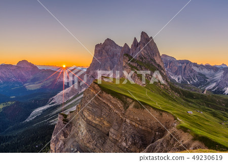 dle Mountain landscape in Dolomites, Italy dle Mountain landscape in Dolomites, Italy 49230619