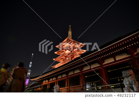 東京都市風景遊客在日本顯示東京天空樹(東京2020 ... 500天后......)和淺草寺 東京都市風景遊客在日本顯示東京天空樹(東京2020 ... 500天后......)和淺草寺 49232117