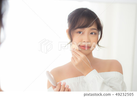 Portrait beautiful asian woman applying poder puff Portrait beautiful asian woman applying poder puff 49232505