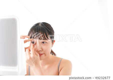 做隱形眼鏡的婦女 做隱形眼鏡的婦女 49232677