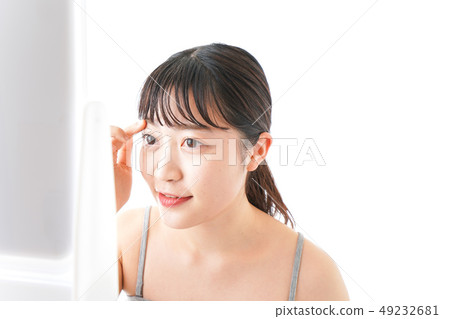 做隱形眼鏡的婦女 做隱形眼鏡的婦女 49232681